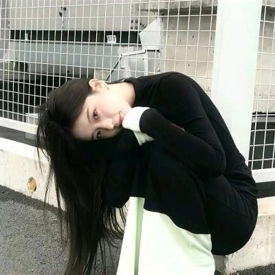 坐推土机的少女